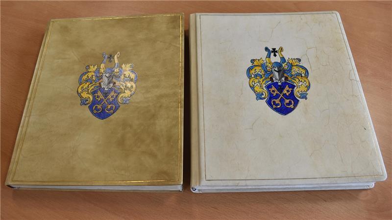 Die zwei Goldenen Bücher der Stadt Buxtehude liegen nebeneinander