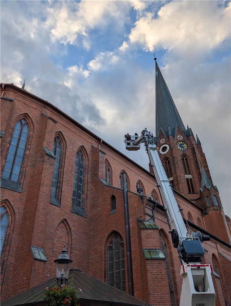 Goldener Abschluss: Was ist in der Wetterfahne von St. Petri? Goldene Kugel im Anflug: Zum krönenden Abschluss der Dacharbeiten kommt die restaurierte Wetterfahne von 1899 zurück auf ihren angestammten Platz.