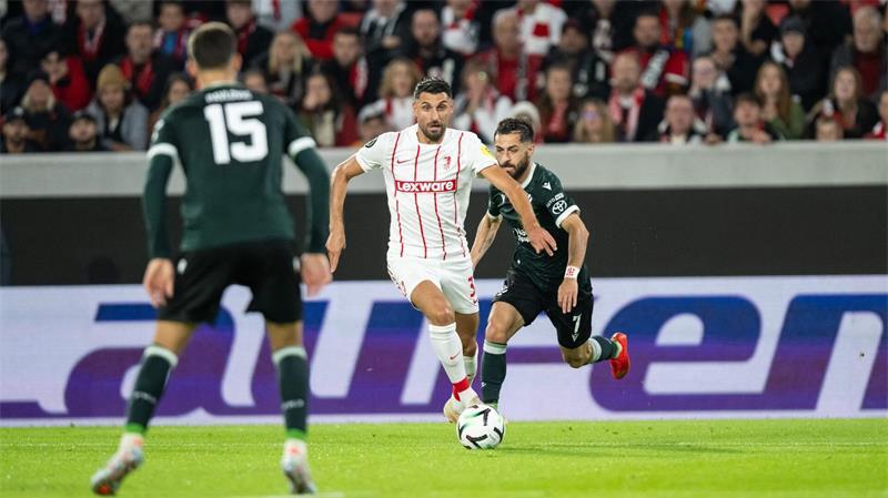 Goldenes Füßchen: Vincenzo Grifo (M) traf per Freistoß zum Freiburger 1:0.
