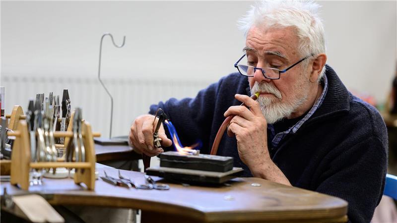 Goldschmied Peter Reddersen arbeitet seit mehr als 40 Jahren in seiner Werkstatt auf dem Werkhof Kukate. 