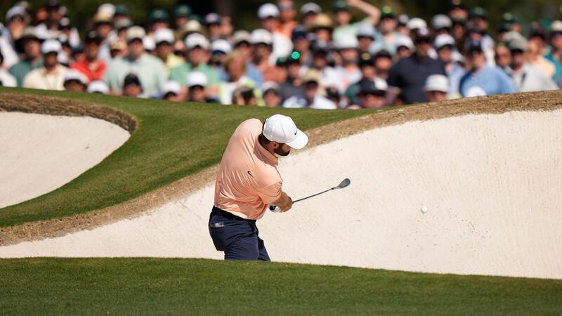 Nach Masters-Triumph: Schefflers neue Familien-Prioritäten Golf: Scottie Scheffler schlägt aus dem Bunker am siebten Loch. Er gewinnt zum zweiten Mal die US Masters.