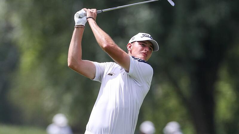 Golf-Profi Jannik de Bruyn führt überraschend in Winsen Golfer Jannik de Bruyn aus Deutschland schaut dem Schlag nach.