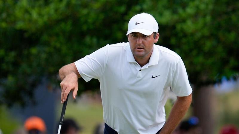 Golfstar Scheffler verletzt sich beim Weihnachtsessen Golfstar Scottie Scheffler hat sich bei der Zubereitung des Weihnachtsessens an der Hand verletzt.