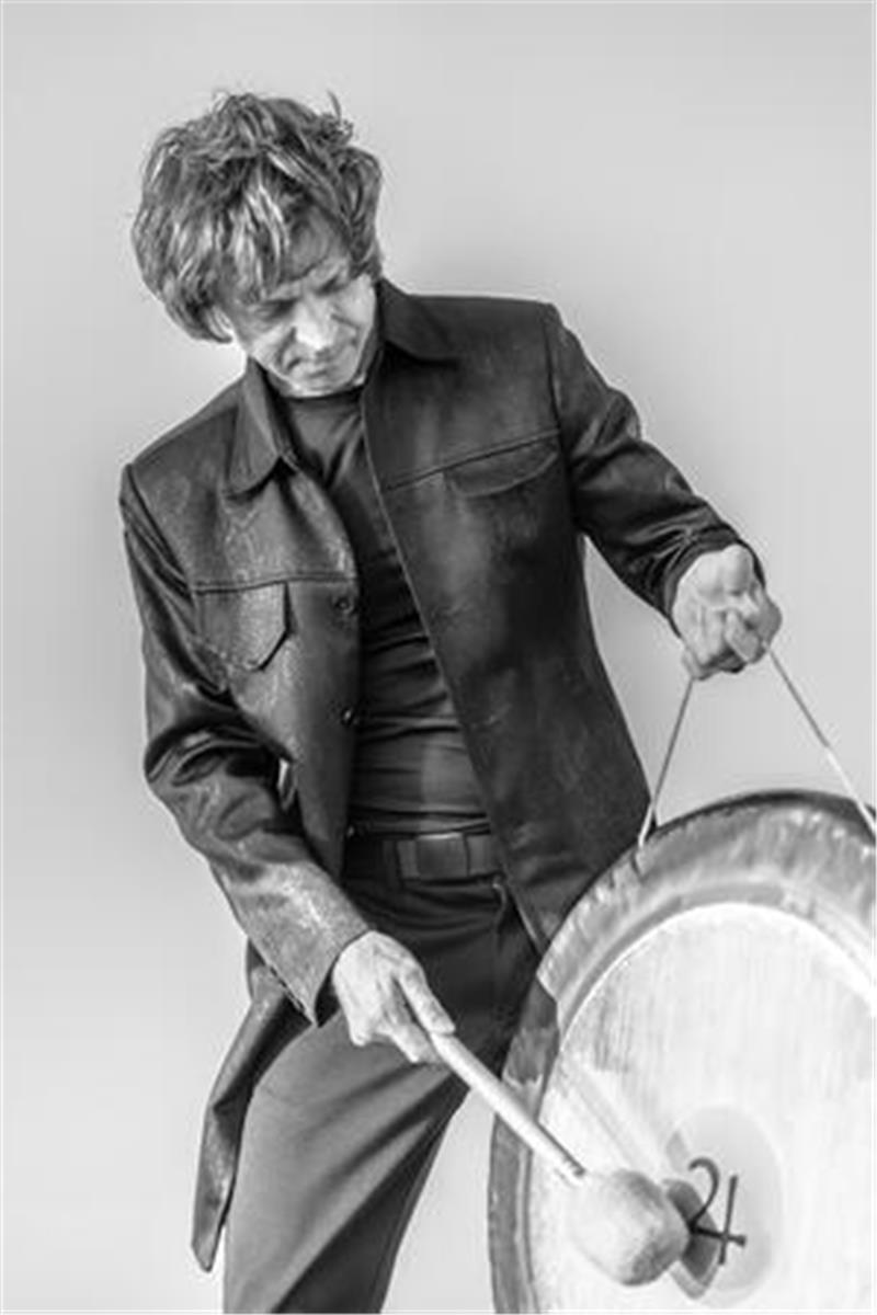 Gongspieler Peter Heeren spielt in der St.-Marien-Kirche in Balje Gongspieler Peter Heeren spielt in der St.-Marien-Kirche in Balje.