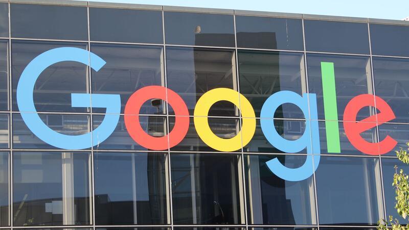 Google blockiert 5,5 Milliarden Werbeanzeigen im Jahr Google hat nach Angaben von Lennox 12,7 Millionen Konten von Werbetreibenden blockiert oder entfernt. Das entspricht fast einer Verdoppelung gegenüber dem Vorjahr.