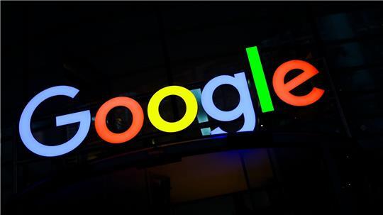 Google könnte nach Ansicht der EU-Kommission auf dem KI-Markt gegen Wettbewerbsrecht verstoßen haben. (Archivbild)