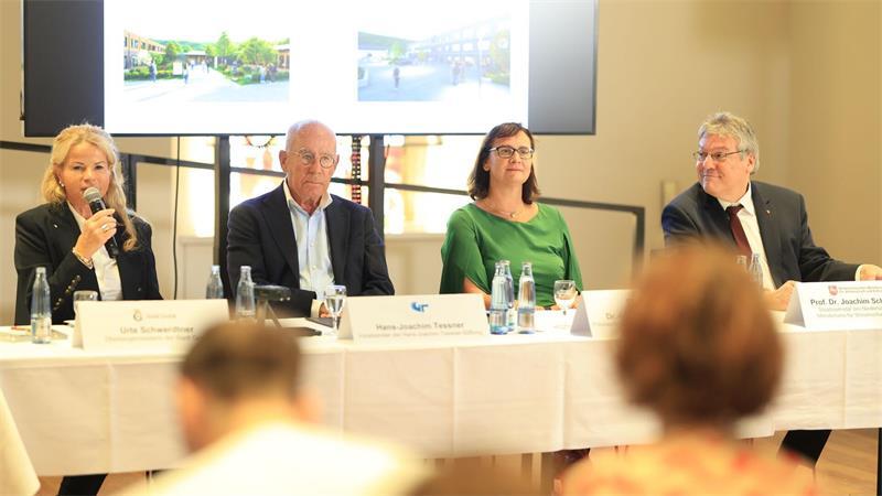 KI und neuer Campus - Millionen-Investition für TU Clausthal Goslars Oberbürgermeisterin Urte Schwerter (v.l.), Hans-Joachim Tessner, die Präsidentin der Technischen Universität Clausthal, Sylvia Schattauer, und der Staatssekretär im Wissenschaftsministerium, Joachim Schachtner stellten das Projekt vor.