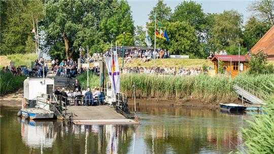 Gottesdienst an und auf der Oste - 150 Menschen kamen zur Fährstelle Brobergen.