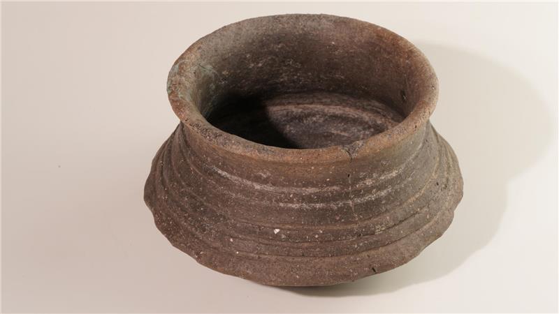 Archäologen sind der mächtigen Sachsen-Fürstin von Assel auf der Spur Grabgefäß aus Keramik.