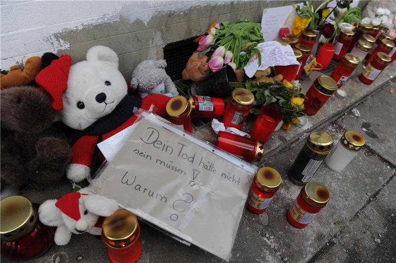 Grablichter und Stofftiere stehen am 3. Februar 2012 vor dem Wohnhaus des verstorbenen Mädchens Chantal im Hamburger Stadtteil Wilhelmsburg. Das damals elfjährige Pflegekind war am 16. Januar 2012 an einer Überdosis der Heroin-Ersatzdroge Methadon gestorben. Foto: picture alliance / dpa