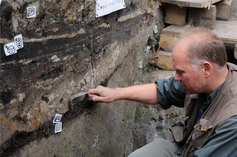 Wo in Hamburg einst Burgen standen Grabungsleiter Kay-Peter Suchowa bei der Arbeit. Foto: AMH