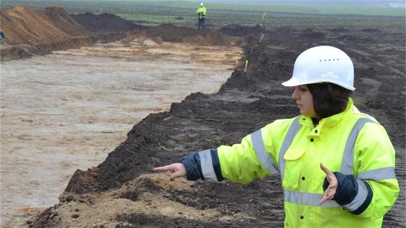 Archäologen: Spannende Funde entlang der Suedlink-Trasse Grabungsleiterin Beatrice Seeger am Rand des etwa 500 Meter langen Grabungsschnitts südlich von Wense.