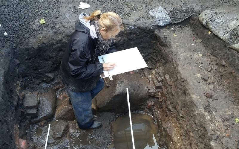 Grabungsschnitte geben dem archäologischen Team am Spiegelberg in Stade viele Informationen und Geheimnisse aus vergangener Zeit preis.