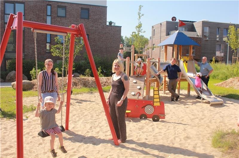 Grade fertig geworden: Die Kinder freuen sich mit Kita-Leiterin Ann-Kristin Witt (von links), Erzieherin Ailina von Wrycz Rekowski sowie Jens Bossen und Reiner Jacob von der Stadt über den neuen Spielplatz auf dem Gelände des ehemaligen Festplatzes in Stade. Foto: Hansestadt Stade