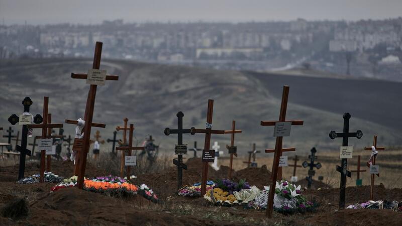 BBC: Mehr als 50.000 russische Gefallene in Ukraine gezählt Gräber von gefallenen Soldaten auf einem Friedhof.