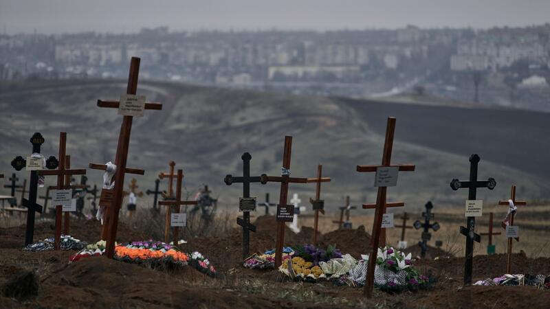 Gräber von gefallenen Soldaten auf einem Friedhof.