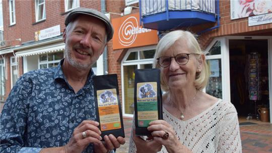 Grafikdesigner Ulrich Schaper und Karin Fritze (Weltladen) sind an der Buxtehuder Kaffee-Marke beteiligt.