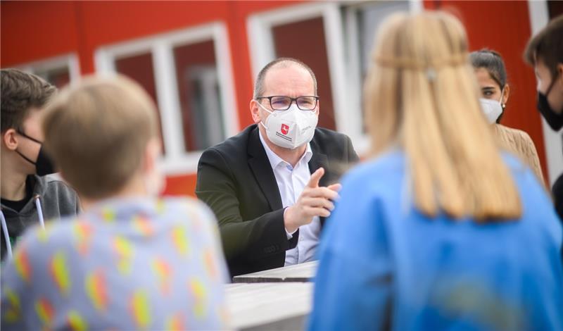 Grant Hendrik Tonne (SPD), Kultusminister Niedersachsen, spricht mit Schülern bei einem Besuch der IGS Bothfeld. Foto: Julian Stratenschulte/dpa