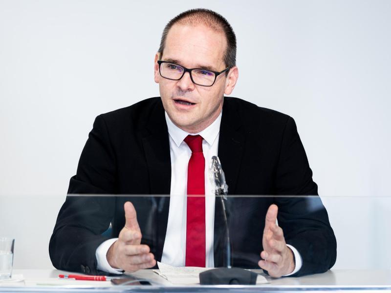 Grant Hendrik Tonne (SPD) bei einer Pressekonferenz. Foto: Moritz Frankenberg/dpa/Archivbild