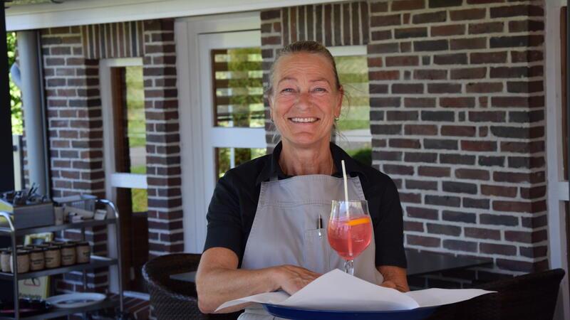 Grapefruit verleiht diesem Trendgetränk die verführerische Farbe: Britta Drewes, Servicekraft im Restaurant Elb Blick in Grünendeich, serviert einen Sarti Spritz.