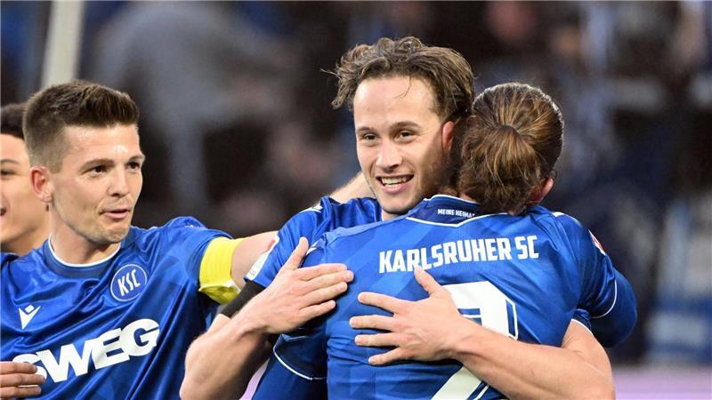 Gratulation für den Torschützen zum 2:1: Christoph Kobald (Mitte). 