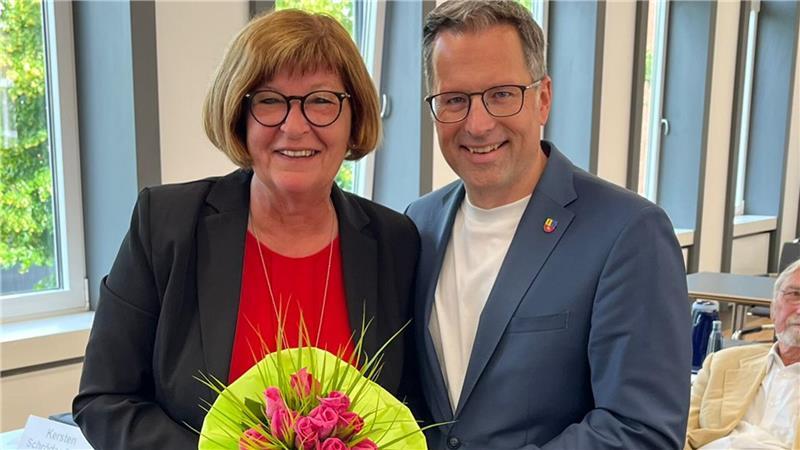 Gratulation und Blumen: Landrat Kai Seefried (CDU) beglückwünscht Petra Tiemann (SPD) zur Wahl als zweite stellvertretende Landrätin.