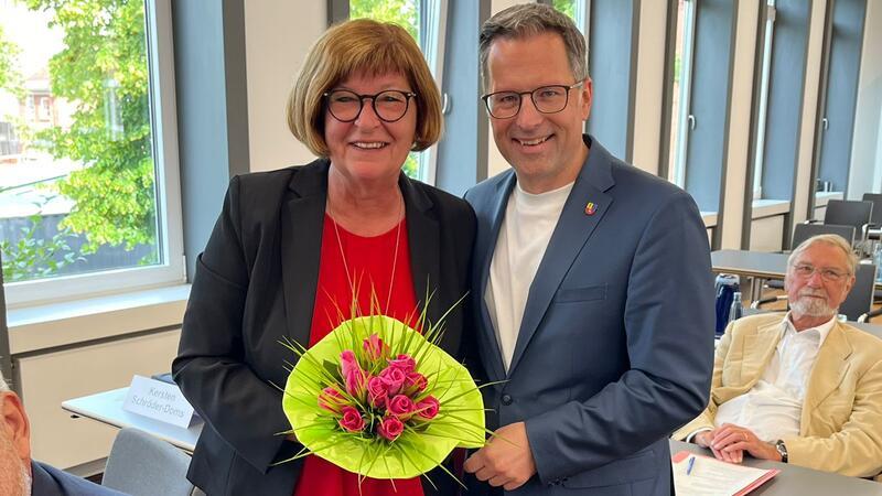 Tiemann stellvertretende Landrätin - FWG irritiert mit Vergangenheitsbewältigung Gratulation und Blumen: Landrat Kai Seefried (CDU) beglückwünscht Petra Tiemann (SPD) zur Wahl als neue zweite stellvertretende Landrätin.