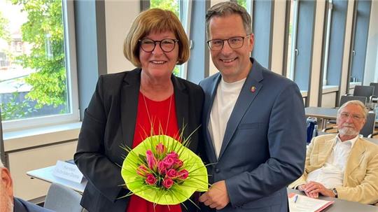 Gratulation und Blumen: Landrat Kai Seefried (CDU) beglückwünscht Petra Tiemann (SPD) zur Wahl als neue zweite stellvertretende Landrätin.