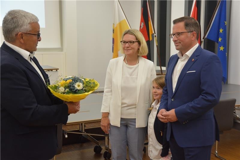 Gratulation vom alten an den neuen Landrat: Michael Roesberg und Kai Seefried mit Gattin Julia und Töchterchen Marie. Foto: Stephan