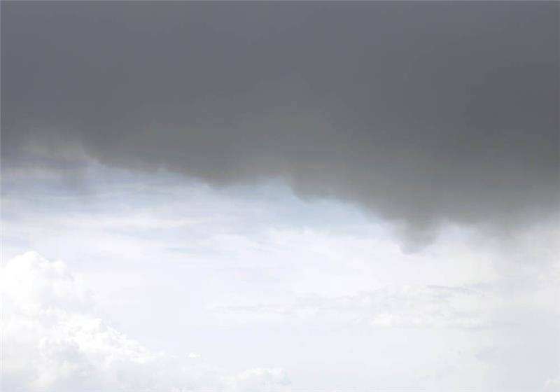 Graue Wolken stehen am Himmel. Foto: Thibault Camus/AP/dpa