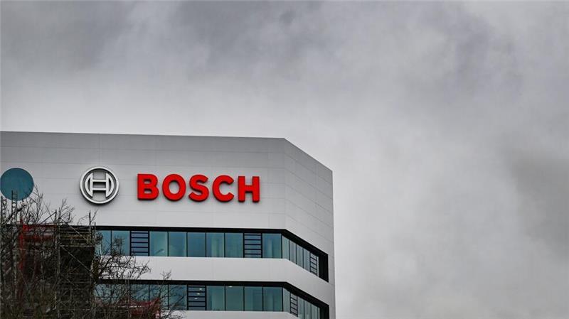 Nach Gewinneinbruch: Was kommt auf Bosch zu? Graue Wolken über der Bosch-Zentrale: Der Gewinn des Konzerns ist um ein Drittel eingebrochen. (Archivbild)