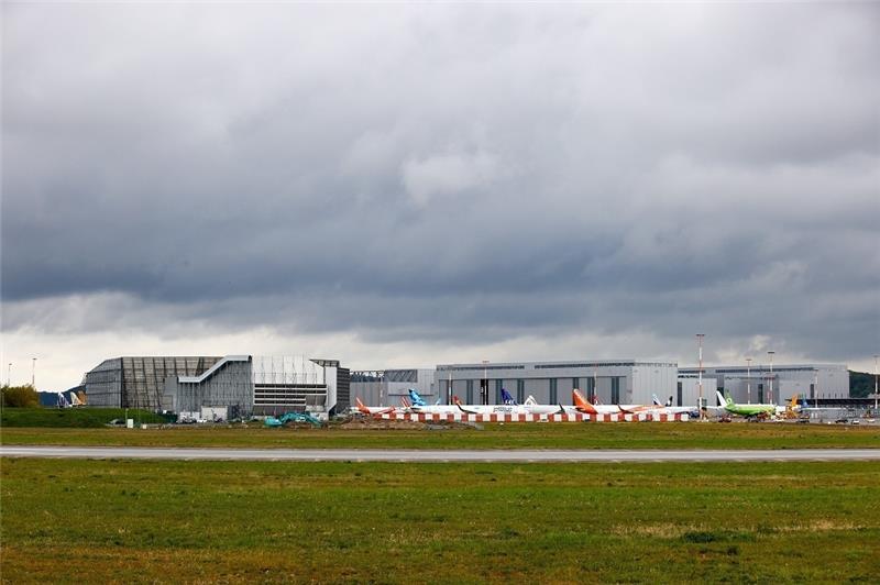 Graue Wolken ziehen über das Gelände von Airbus in Finkenwerder. Beim Flugzeughersteller Airbus in Hamburg hat es einen Corona-Ausbruch gegeben. Insgesamt sollen 21 Mitarbeiter positiv auf das Coronavirus getestet worden sein. Foto: Georg Wendt/dp