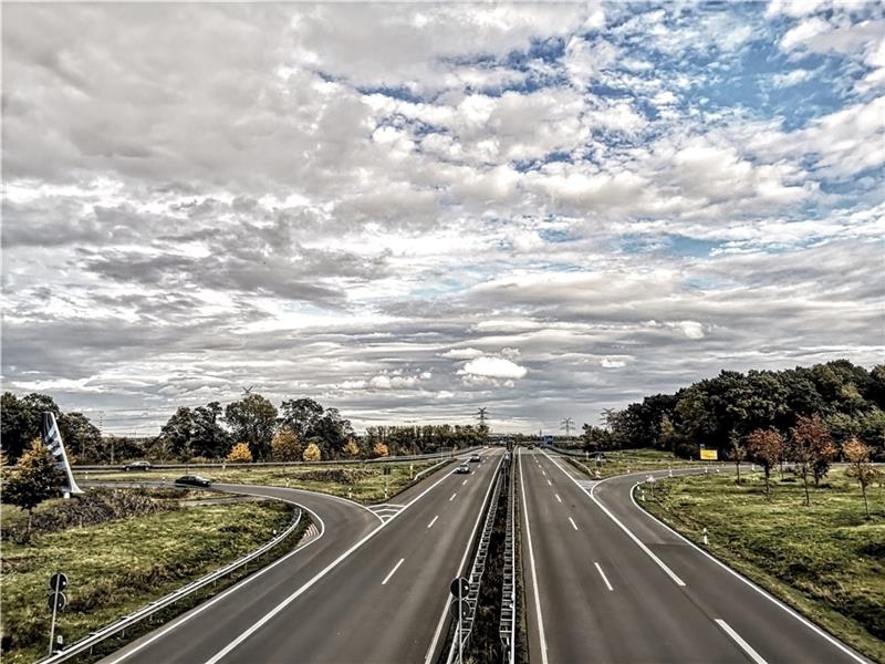 Grauer Asphalt statt Grün: Der Bau einer Autobahn ist ein heftiger Eingriff in die Natur. Planer müssen deshalb für einen Ausgleich sorgen.  Foto: Grünhagen