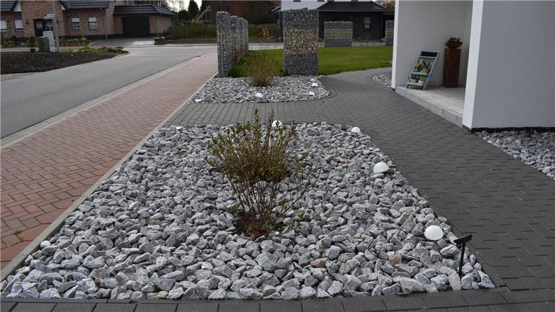 Wieder Grünen-Politiker mit Schottergarten „erwischt“ Grauer Kies, graues Pflaster: So sieht es vor dem Eigenheim von Hauke Kahrs, Ratsherr der Grünen in Schiffdorf, aus. Foto: Hansen