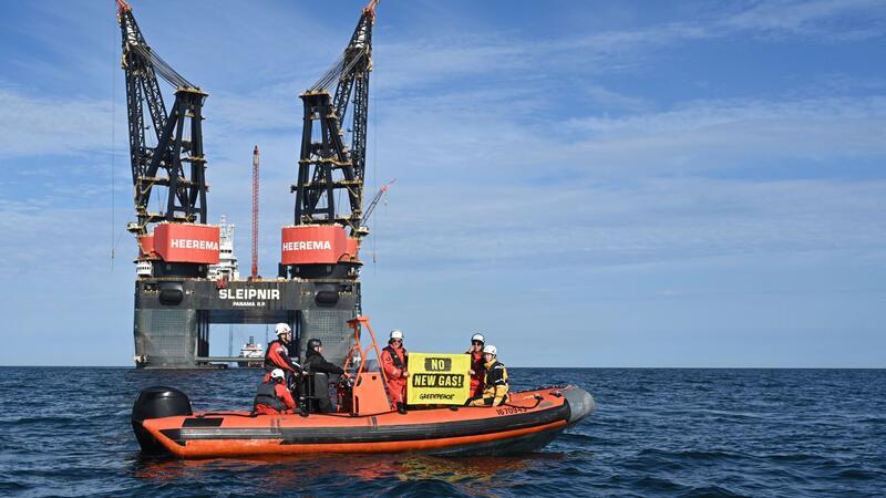 Greenpeace-Aktivisten blockieren weiter die Installation einer Bohrplattform nahe Borkum und Schiermonnikoog.