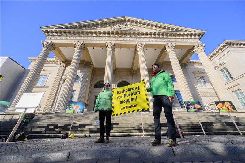 Warum Minister Lies die Borkum-Gasbohrung verteidigt Greenpeace-Aktivisten demonstrieren vor dem niedersächsischen Landtag in Hannover. Foto: Julian Stratenschulte/dpa