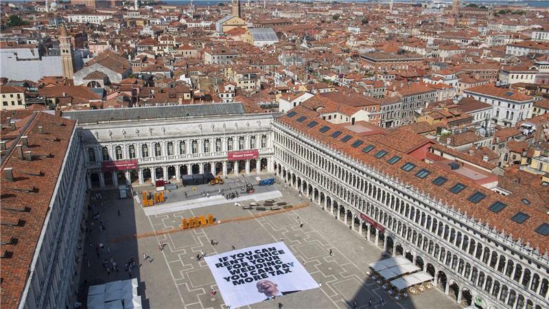 Krieg bringt Hochzeitspläne von Bezos durcheinander Greenpeace protestiert mit einem großen Transparent auf dem Markusplatz in Venedig gegen die Bezos-Hochzeit.