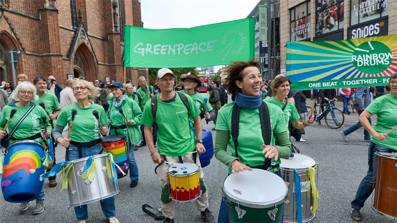 25.000 demonstrieren in Hamburg gegen Rechtsextremismus Greenpeace trommelt für den demokratischen Zusammenhalt.