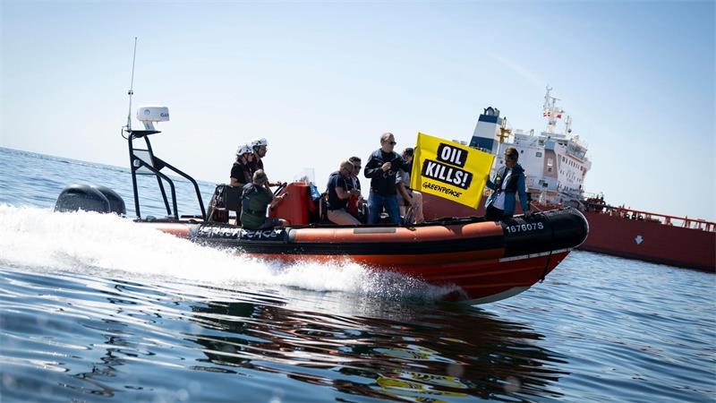 Greenpeace: Schattenflotte fährt näher an Deutschland vorbei Greenpeace warnt auch vor den Folgen für die Umwelt im Falle einer Havarie.