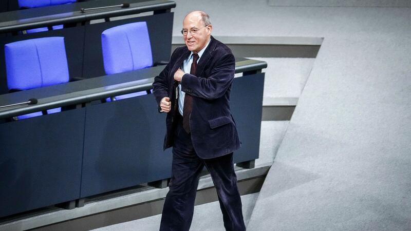Gysis langer Weg zum Rednerpult Gregor Gysi hat sich auf den Weg gemacht.