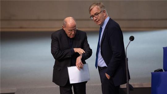 Gregor Gysi und Dietmar Bartsch sorgen sich um die Linke - und fordern einen Neuanfang ihrer Partei. (Archivbild)