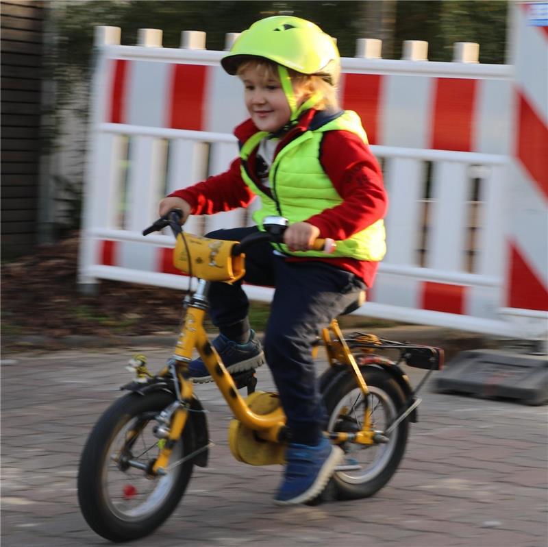 Ultracycling: Wie dieser Buxtehuder den Tod seines Kindes verarbeitet Gregor auf seinem leuchtend-gelben 12-Zoll-Rad