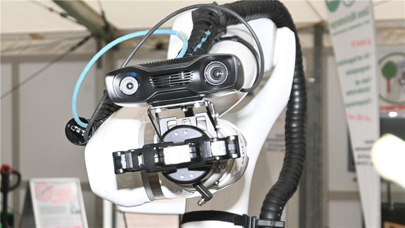 Obstbau-Roboter in Menschengestalt sind keine Science-Fiction mehr Greifer plus Kamera: Roboter mit einem fast menschlichen Antlitz.