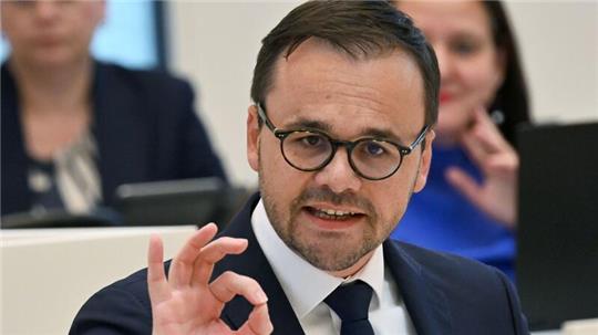 Grenze man die AfD aus, ermögliche dies der Partei, sich als Opfer darzustellen, so Jan Redmann.
