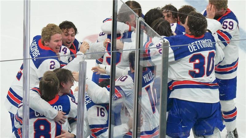 Grenzenlose Freude: Die Amerikaner kurz nach dem Sieg gegen den großen Rivalen Kanada.