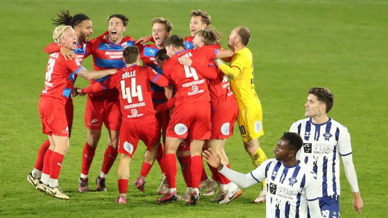Hammerlos für D/A: Pokalhalbfinale auswärts beim VfB Oldenburg Grenzenloser Jubel nach dem Abpfiff in Oldenburg: D/A hat den VfB in der Liga 4:3 besiegt.