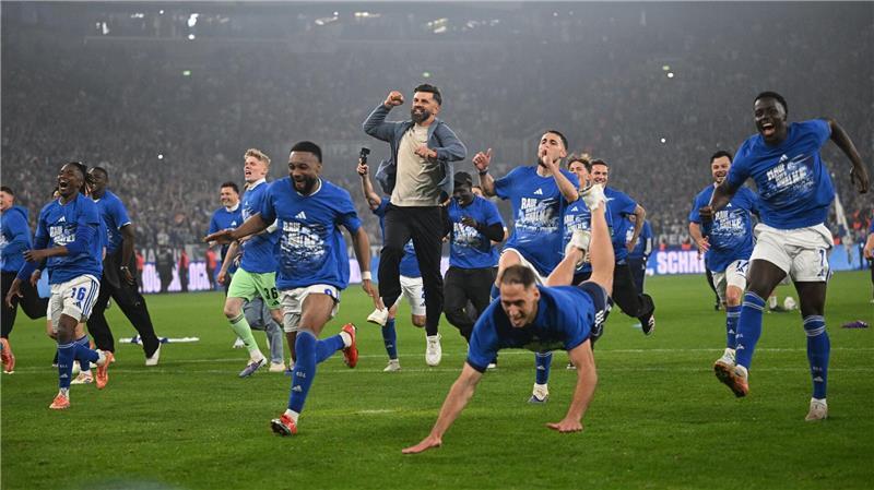 Grenzenloser Jubel nach dem Schlusspfiff: Schalke 04 ist wieder erstklassig.