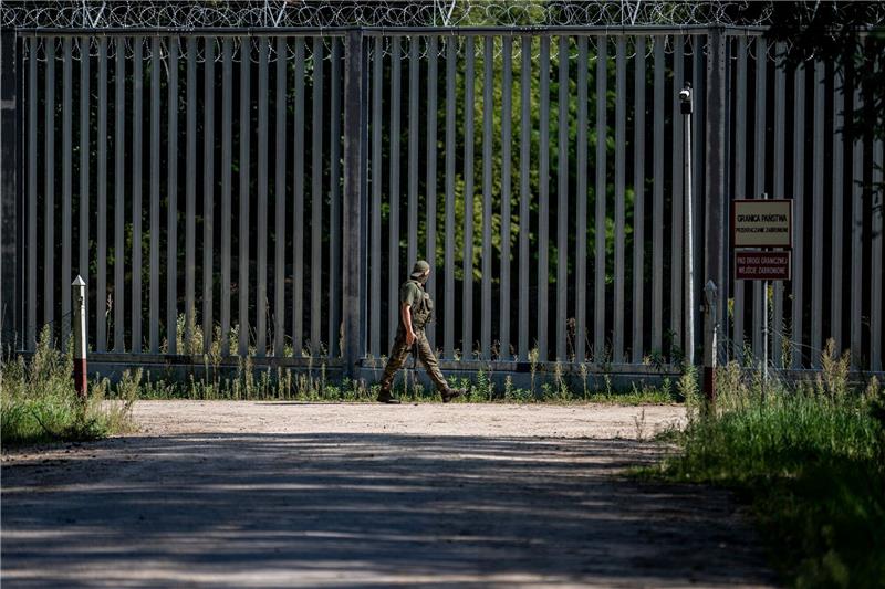 Arbeitsvisa gegen Schmiergeld? Polens Regierung unter Druck Grenzzaun auf der polnischen Seite zu Belarus. An der EU-Außengrenze zum Nachbarland Belarus hat Polen einen 5,5 Meter hohen Metallzaun mit Bewegungsmeldern und Nachtsichtkameras errichtet.