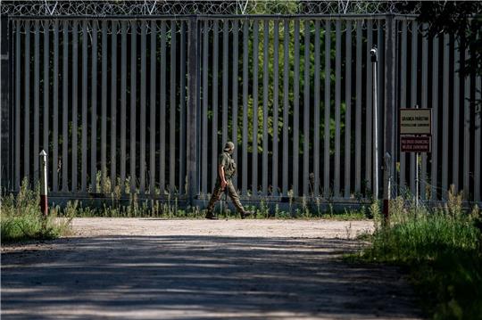 Grenzzaun auf der polnischen Seite zu Belarus. An der EU-Außengrenze zum Nachbarland Belarus hat Polen einen 5,5 Meter hohen Metallzaun mit Bewegungsmeldern und Nachtsichtkameras errichtet.
