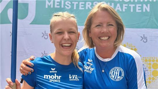 Greta Pauli mit Trainerin Bianca Zastrow.